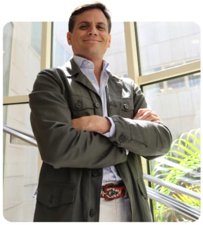Especialista de Soluciona Mi Deuda listo para ayudarte con tus servicios financieros